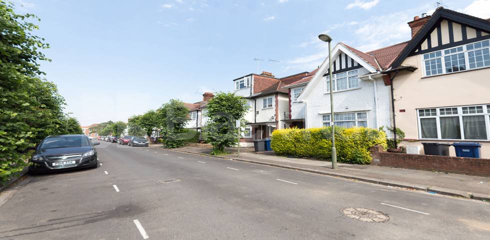 			4 Bedroom, 1 bath, 1 reception Flat			 Powis Gardens, GOLDERS GREEN 
